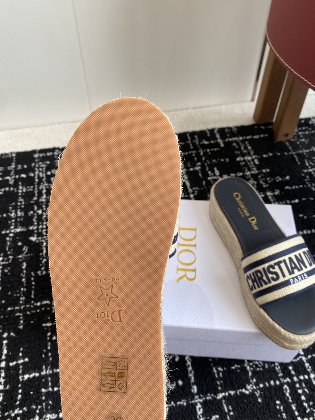 代购级
Dior 迪奥 25ss 春夏新款 IVIETA DWAY 渔夫一字拖鞋 

 CD字母logo