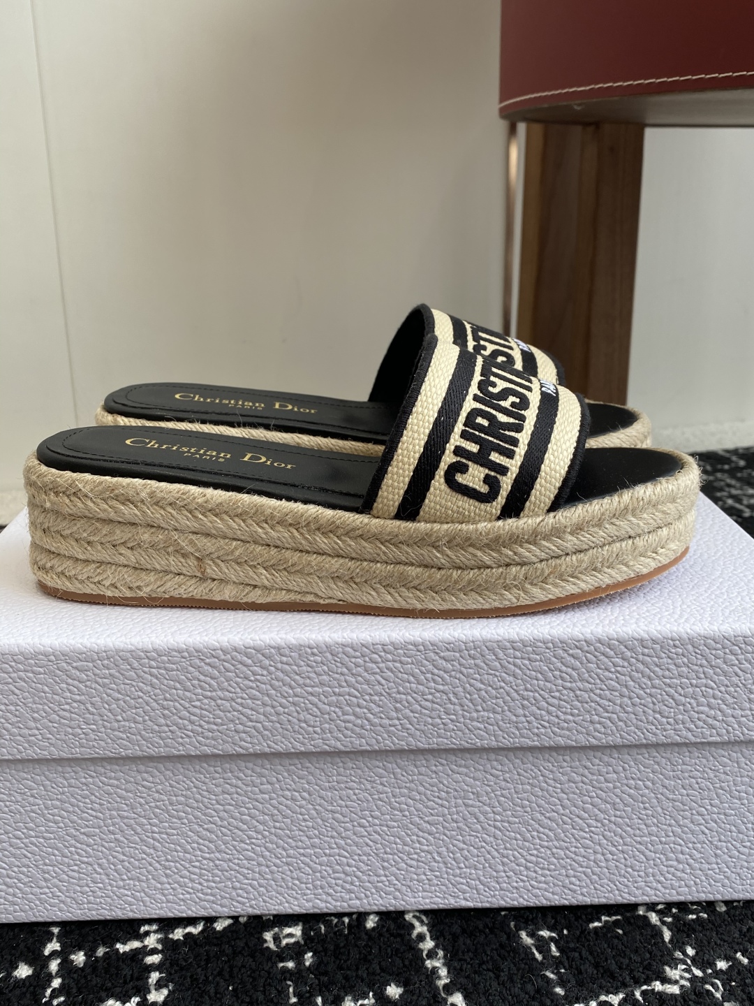 代购级
Dior 迪奥 25ss 春夏新款 IVIETA DWAY 渔夫一字拖鞋 

 CD字母logo