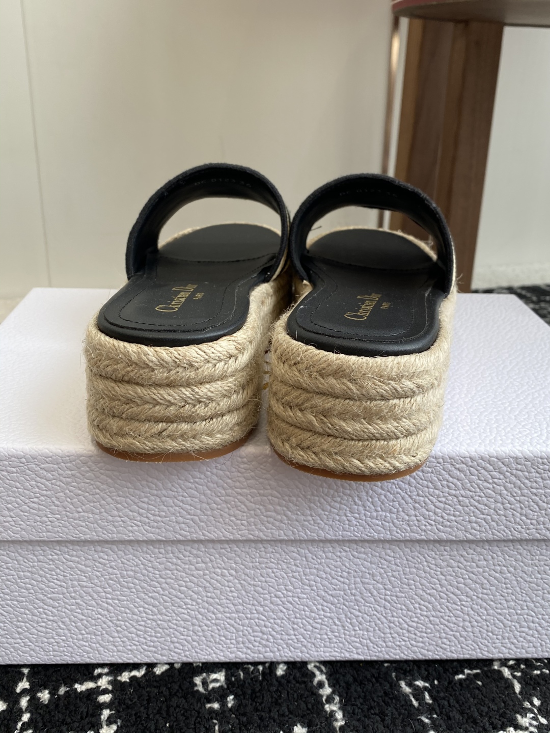 代购级
Dior 迪奥 25ss 春夏新款 IVIETA DWAY 渔夫一字拖鞋 

 CD字母logo