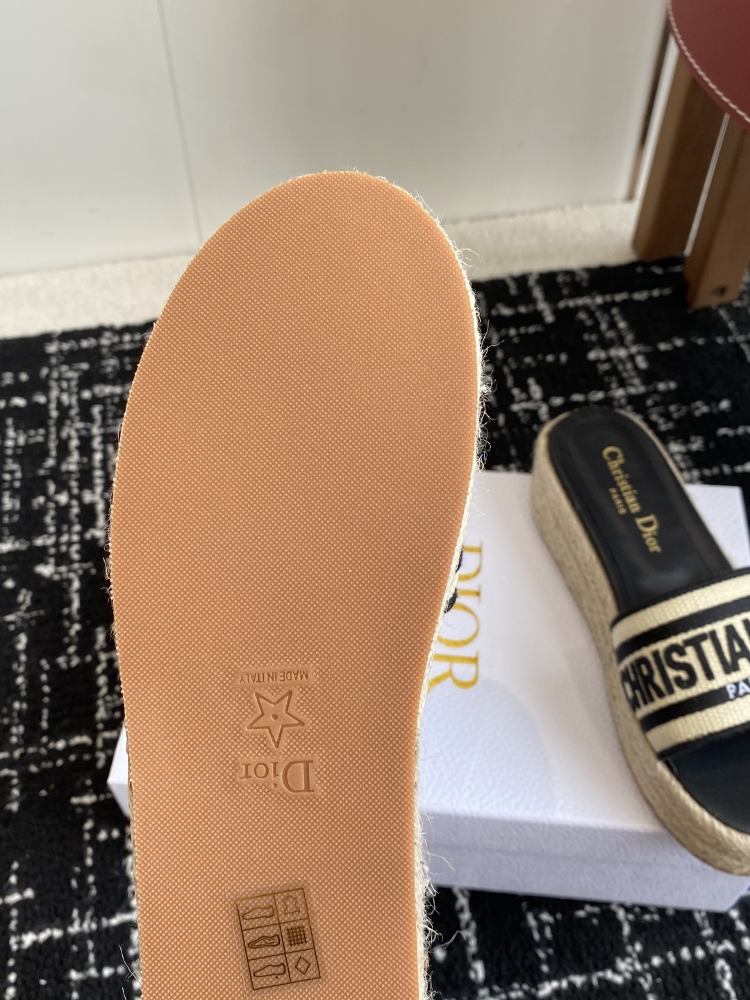 代购级
Dior 迪奥 25ss 春夏新款 IVIETA DWAY 渔夫一字拖鞋 

 CD字母logo