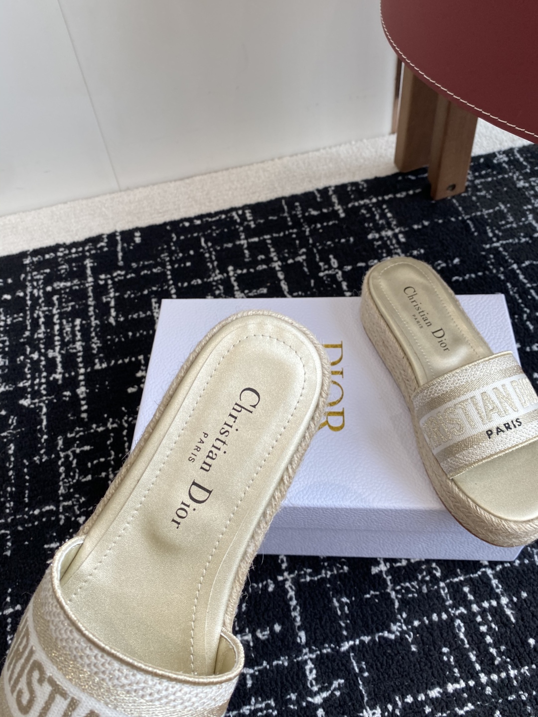 代购级
Dior 迪奥 25ss 春夏新款 IVIETA DWAY 渔夫一字拖鞋 

 CD字母logo