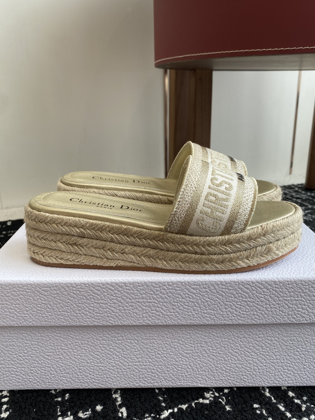 代购级
Dior 迪奥 25ss 春夏新款 IVIETA DWAY 渔夫一字拖鞋 

 CD字母logo