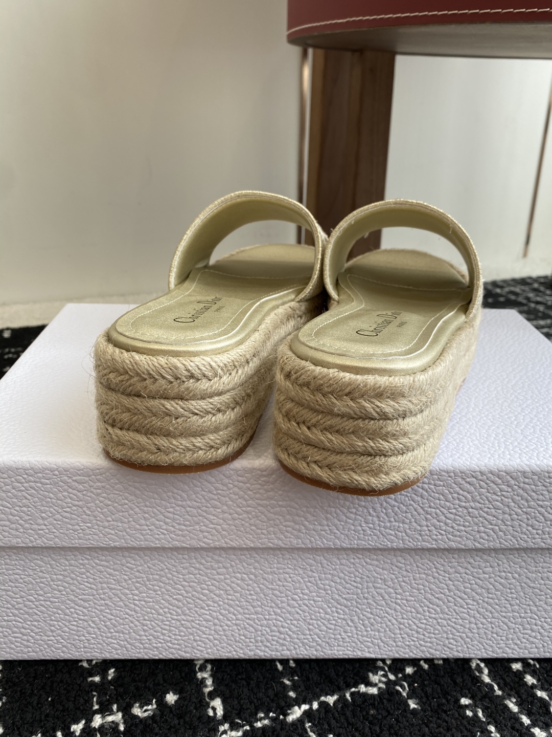 代购级
Dior 迪奥 25ss 春夏新款 IVIETA DWAY 渔夫一字拖鞋 

 CD字母logo