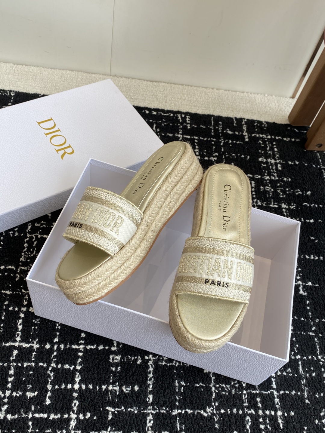 代购级
Dior 迪奥 25ss 春夏新款 IVIETA DWAY 渔夫一字拖鞋 

 CD字母logo