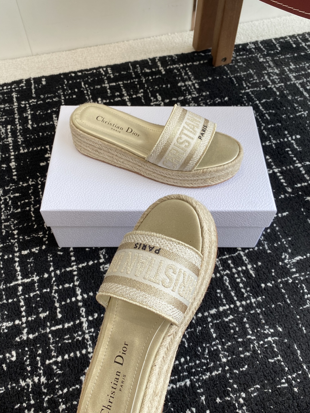 代购级
Dior 迪奥 25ss 春夏新款 IVIETA DWAY 渔夫一字拖鞋 

 CD字母logo