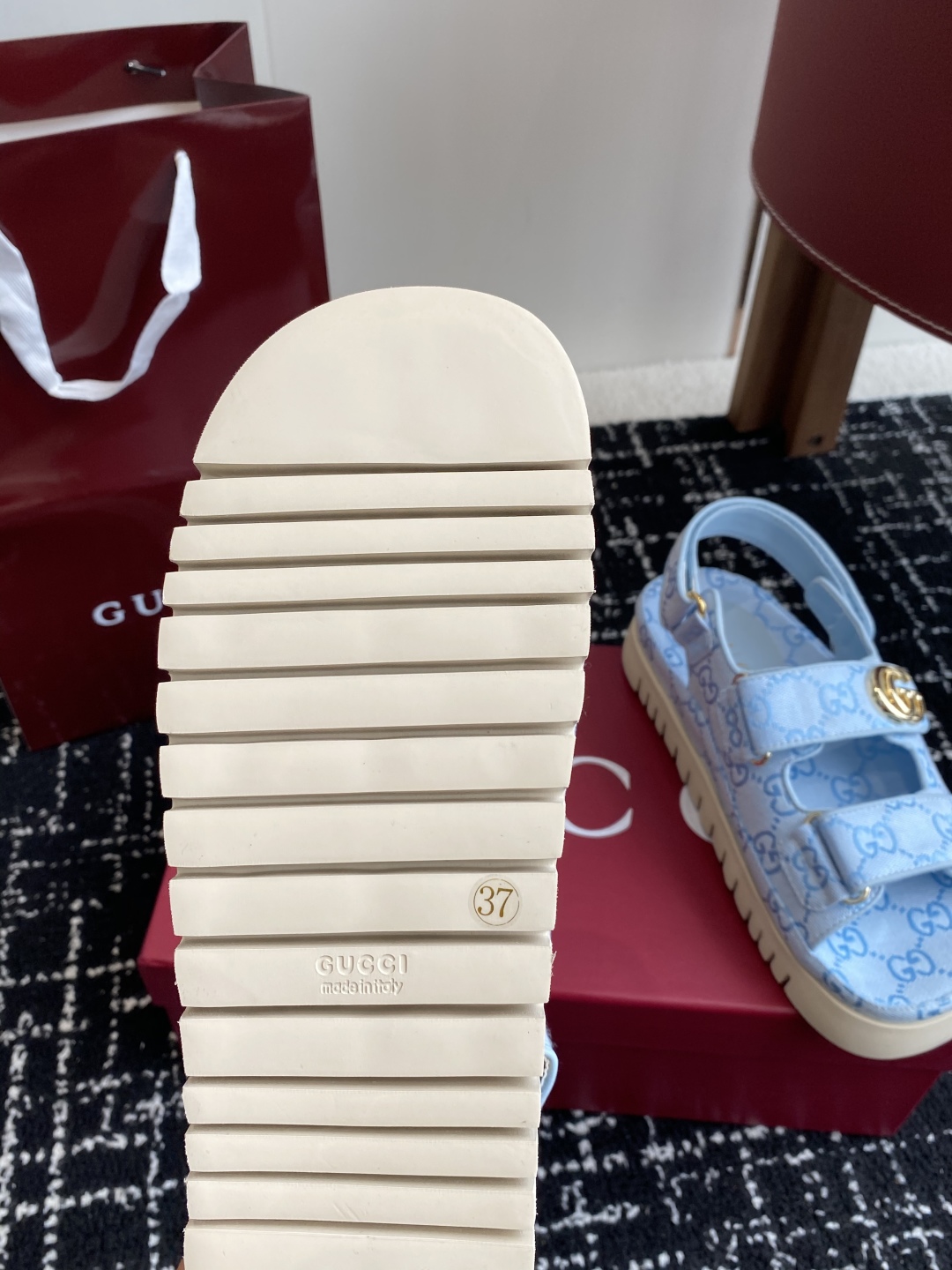 代购级
GUCCI 25ss 春夏系列GG菱形新款男女厚底休闲拖鞋 凉鞋 

由经典真皮电绣菱形条纹＋配