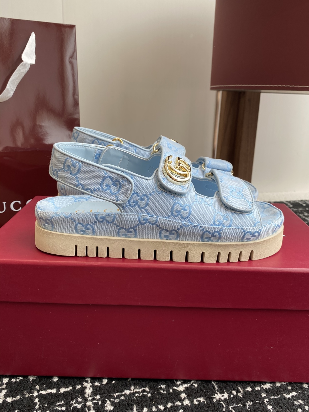 代购级
GUCCI 25ss 春夏系列GG菱形新款男女厚底休闲拖鞋 凉鞋 

由经典真皮电绣菱形条纹＋配