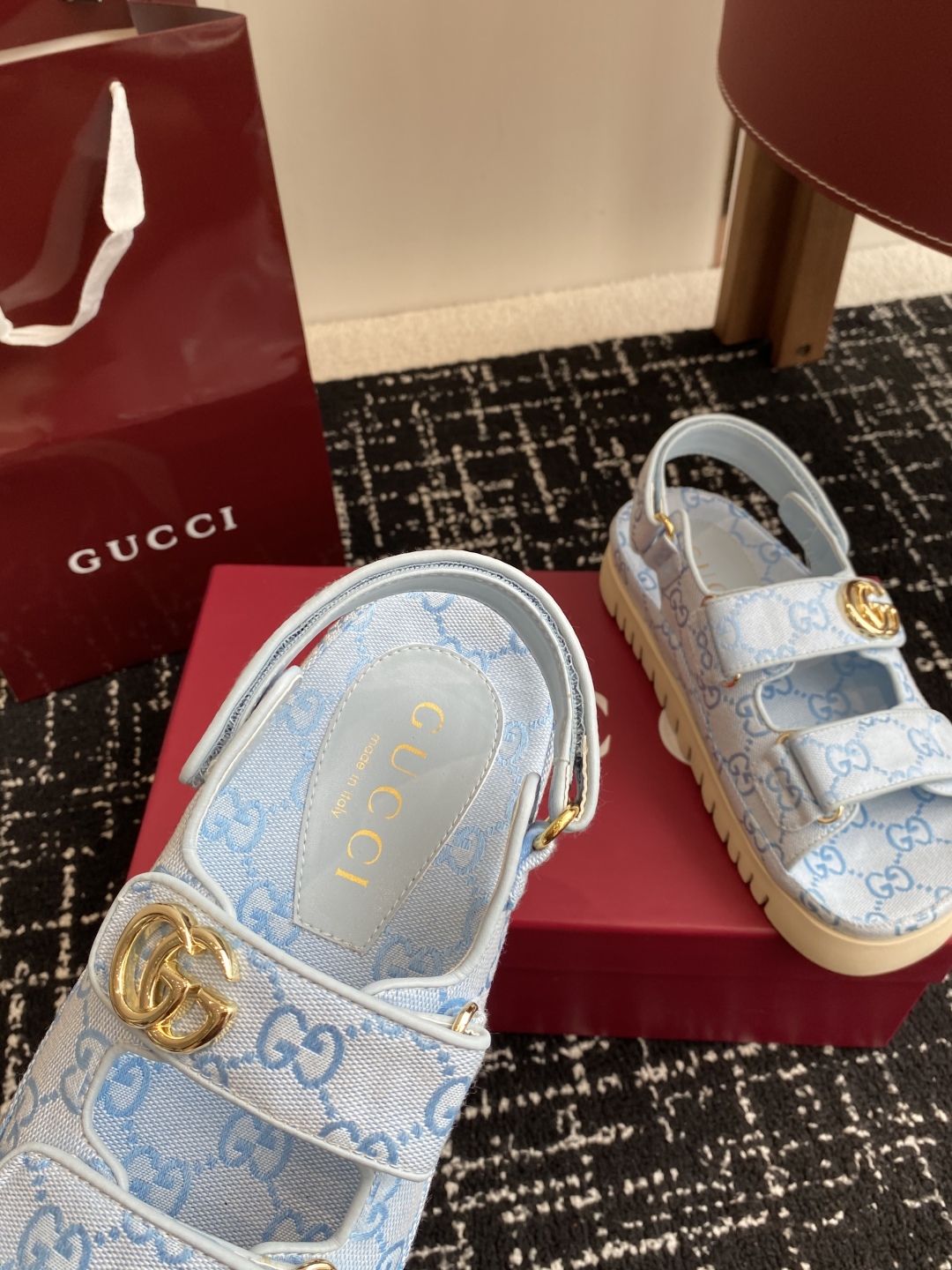 代购级
GUCCI 25ss 春夏系列GG菱形新款男女厚底休闲拖鞋 凉鞋 

由经典真皮电绣菱形条纹＋配