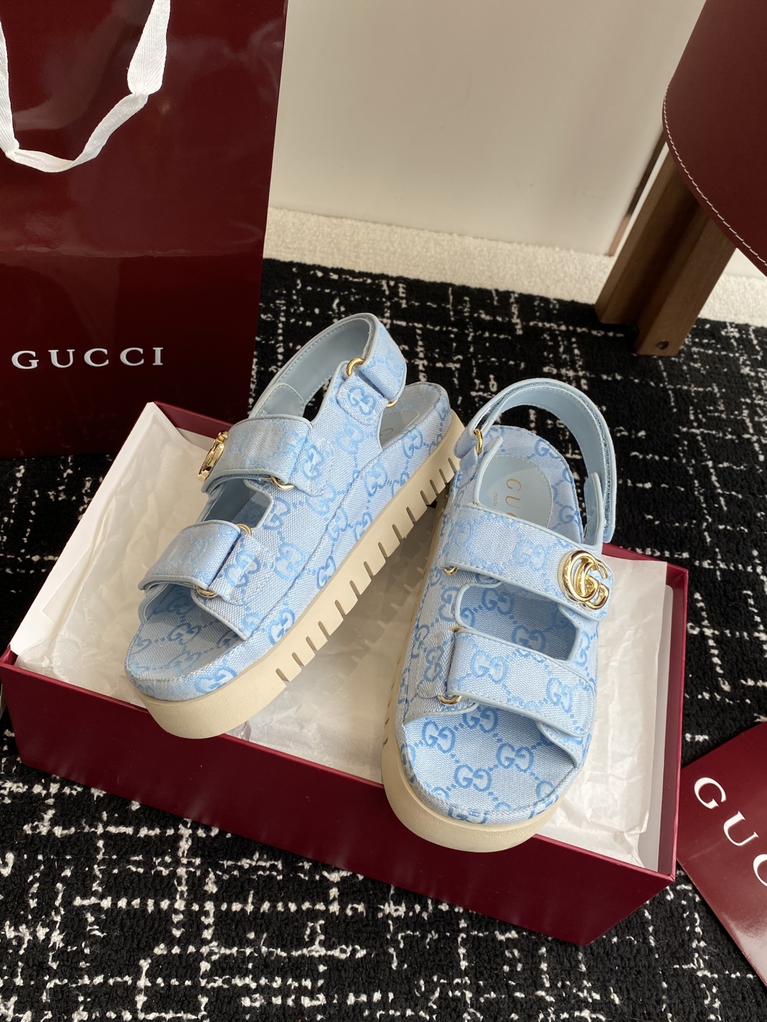 代购级
GUCCI 25ss 春夏系列GG菱形新款男女厚底休闲拖鞋 凉鞋 

由经典真皮电绣菱形条纹＋配