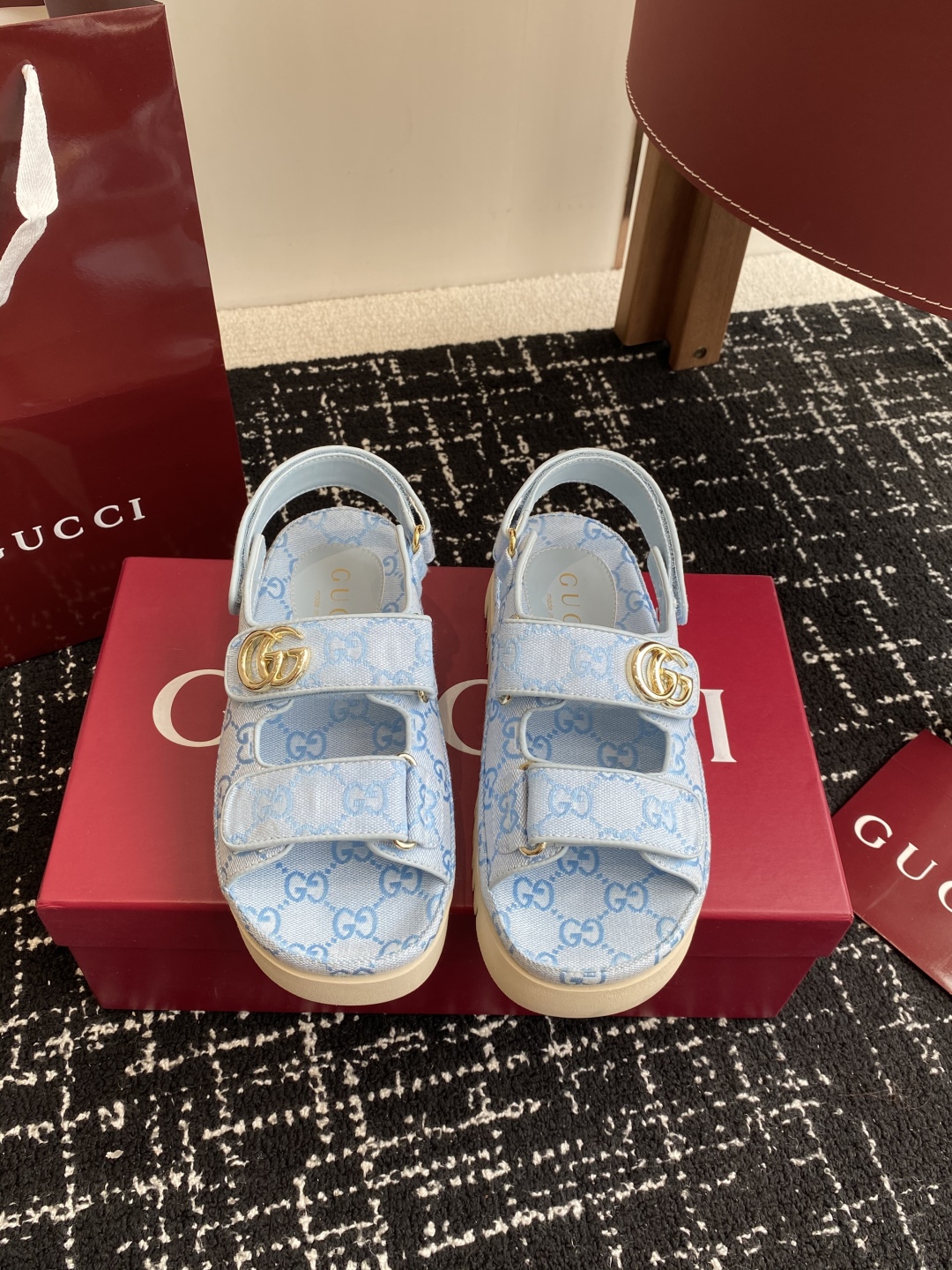 代购级
GUCCI 25ss 春夏系列GG菱形新款男女厚底休闲拖鞋 凉鞋 

由经典真皮电绣菱形条纹＋配