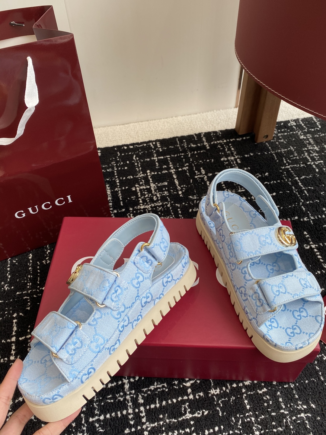 代购级
GUCCI 25ss 春夏系列GG菱形新款男女厚底休闲拖鞋 凉鞋 

由经典真皮电绣菱形条纹＋配