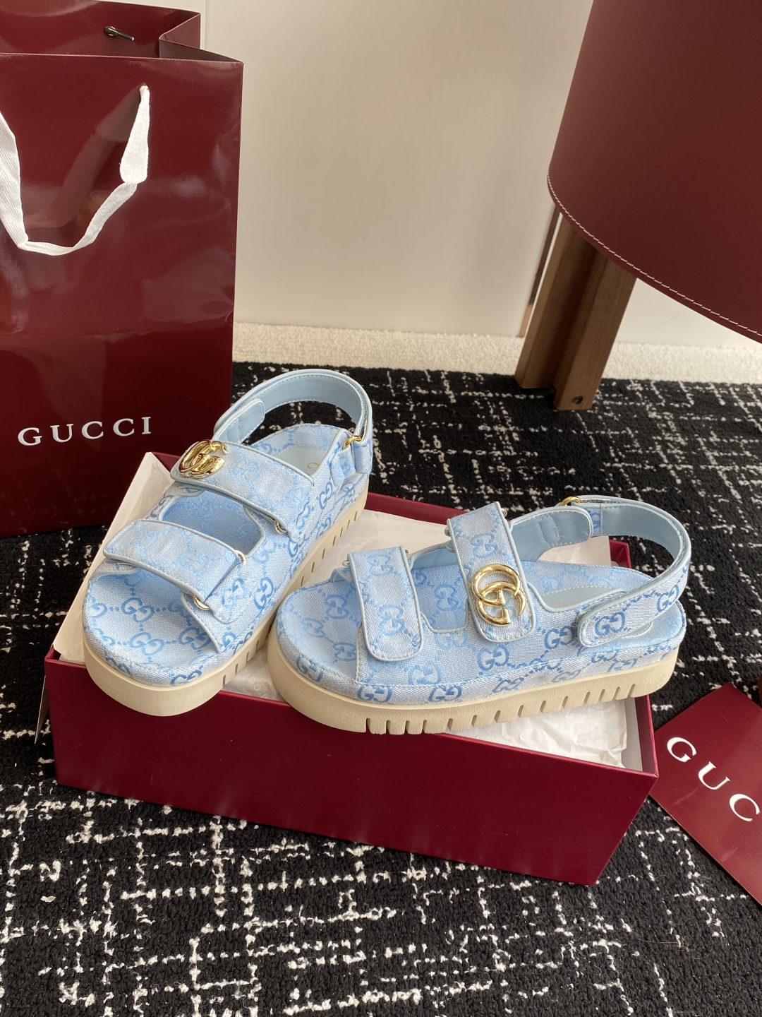 代购级
GUCCI 25ss 春夏系列GG菱形新款男女厚底休闲拖鞋 凉鞋 

由经典真皮电绣菱形条纹＋配