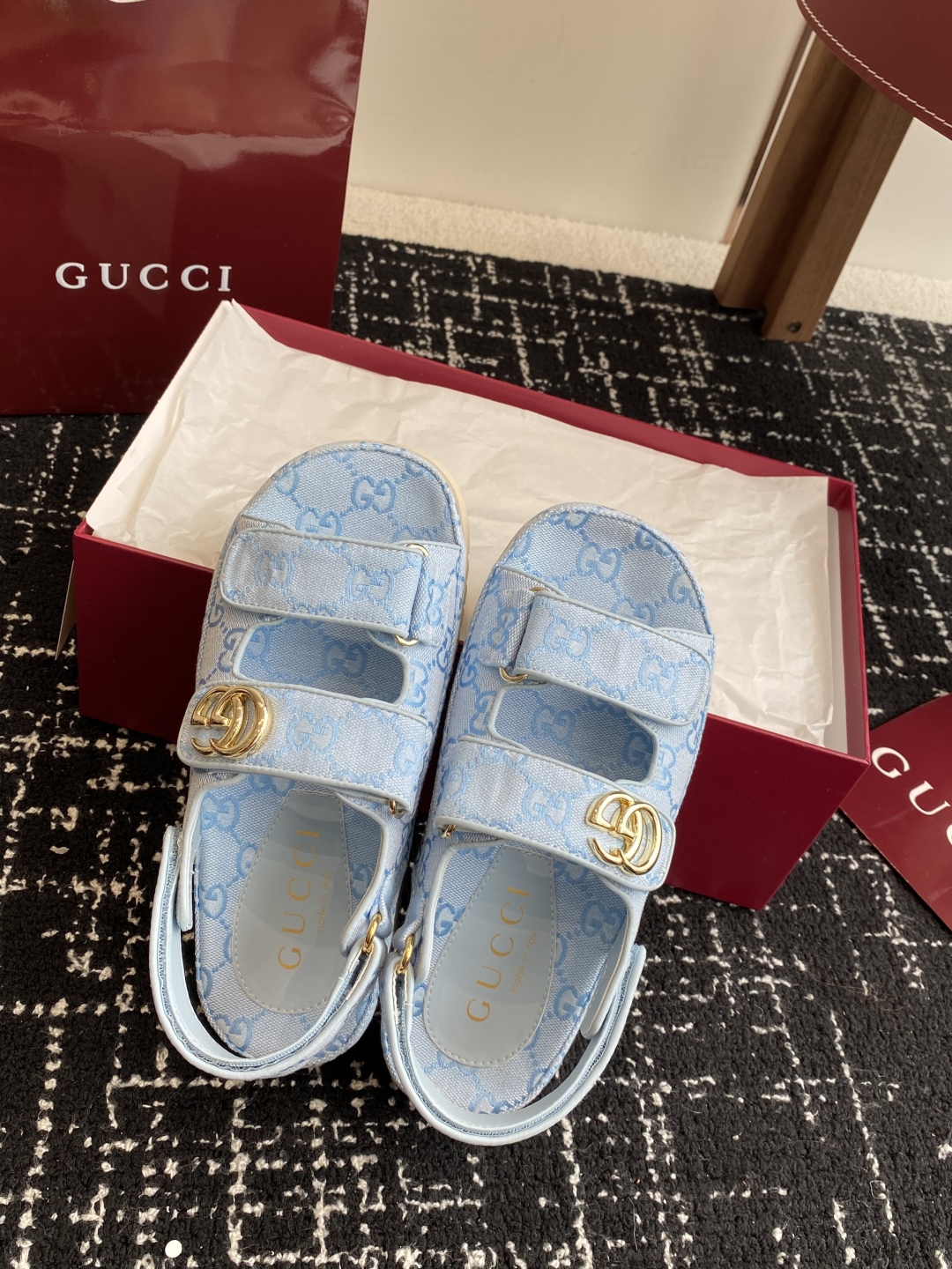 代购级
GUCCI 25ss 春夏系列GG菱形新款男女厚底休闲拖鞋 凉鞋 

由经典真皮电绣菱形条纹＋配