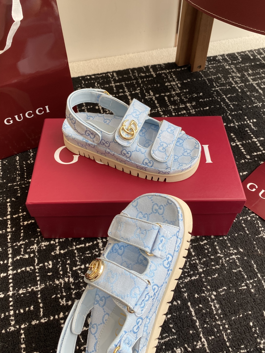 代购级
GUCCI 25ss 春夏系列GG菱形新款男女厚底休闲拖鞋 凉鞋 

由经典真皮电绣菱形条纹＋配