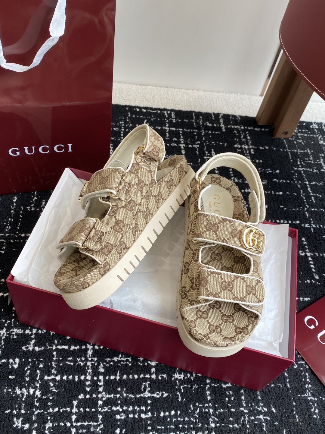 代购级
GUCCI 25ss 春夏系列GG菱形新款男女厚底休闲拖鞋 凉鞋 

由经典真皮电绣菱形条纹＋配