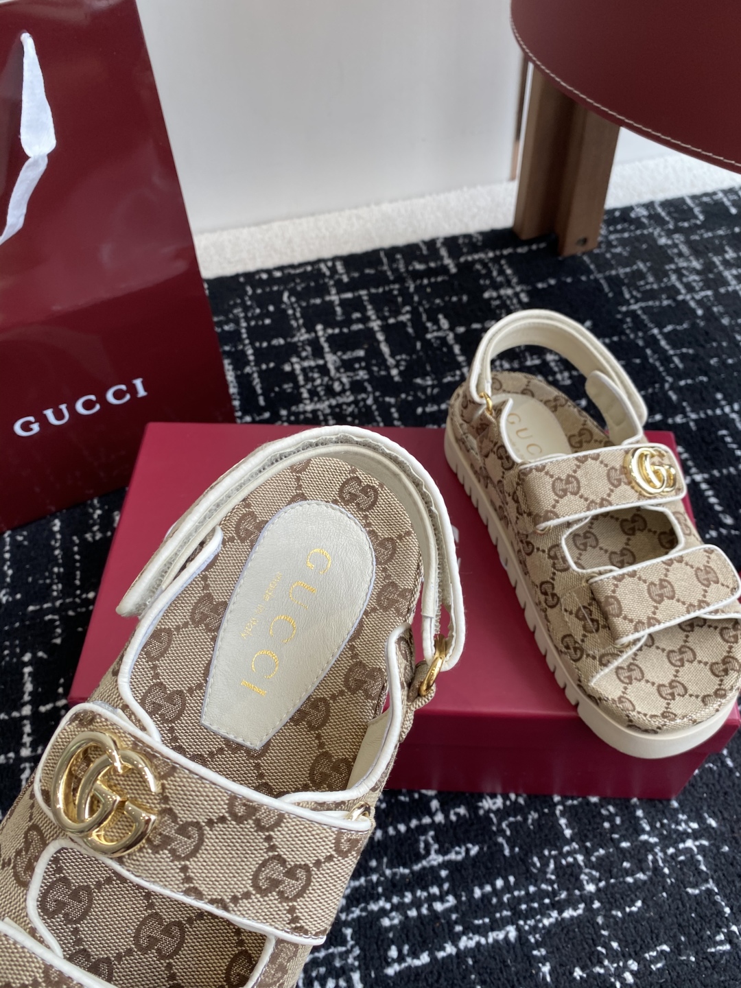 代购级
GUCCI 25ss 春夏系列GG菱形新款男女厚底休闲拖鞋 凉鞋 

由经典真皮电绣菱形条纹＋配