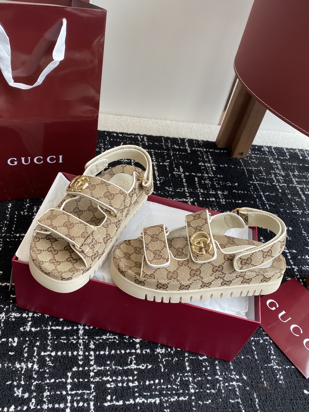 代购级
GUCCI 25ss 春夏系列GG菱形新款男女厚底休闲拖鞋 凉鞋 

由经典真皮电绣菱形条纹＋配