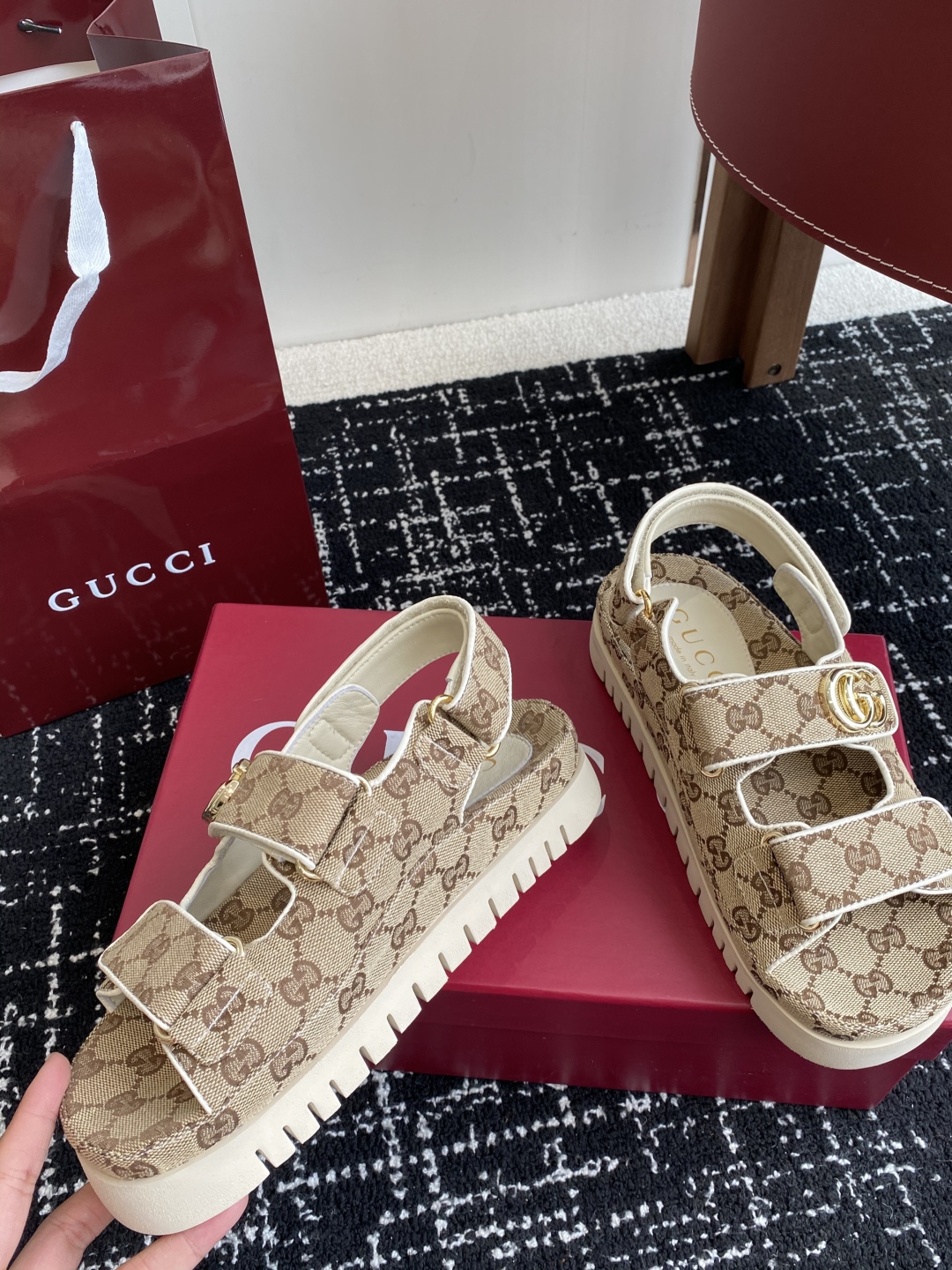代购级
GUCCI 25ss 春夏系列GG菱形新款男女厚底休闲拖鞋 凉鞋 

由经典真皮电绣菱形条纹＋配