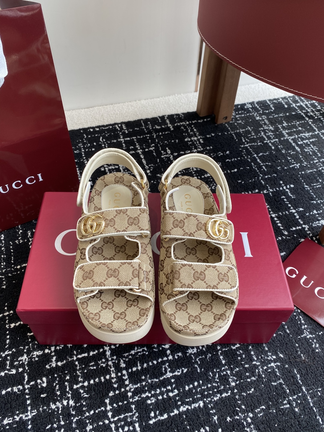 代购级
GUCCI 25ss 春夏系列GG菱形新款男女厚底休闲拖鞋 凉鞋 

由经典真皮电绣菱形条纹＋配