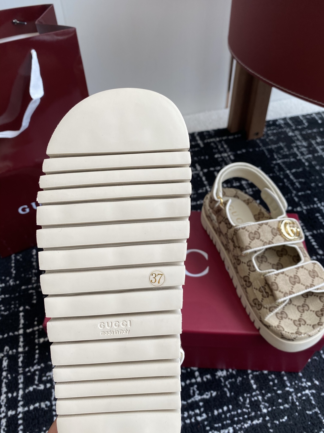 代购级
GUCCI 25ss 春夏系列GG菱形新款男女厚底休闲拖鞋 凉鞋 

由经典真皮电绣菱形条纹＋配