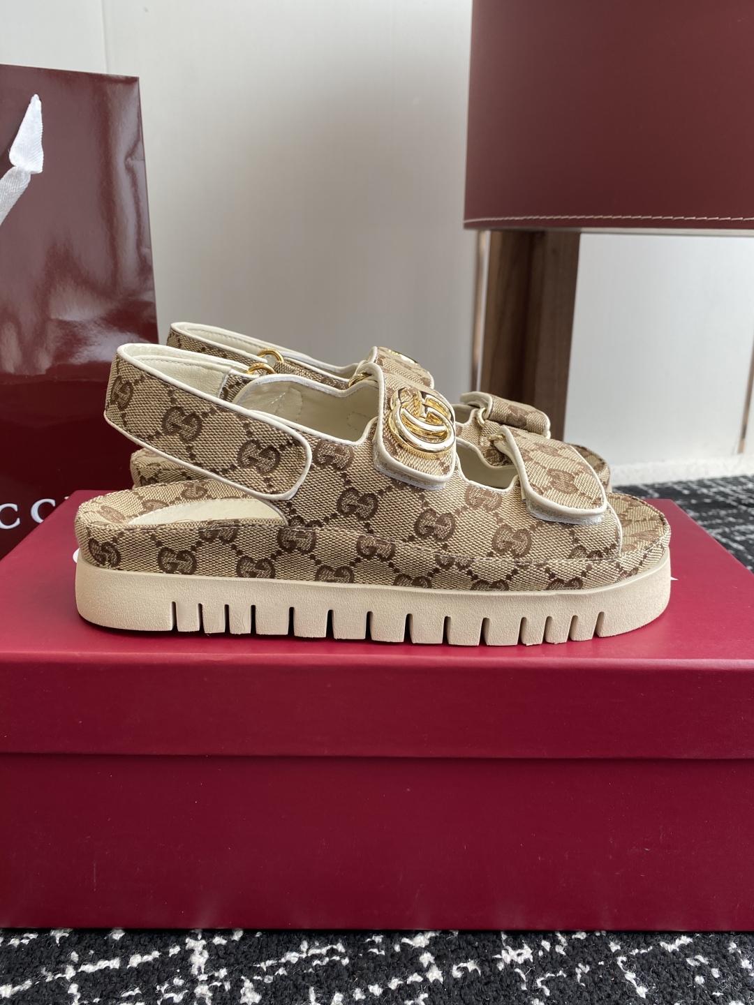 代购级
GUCCI 25ss 春夏系列GG菱形新款男女厚底休闲拖鞋 凉鞋 

由经典真皮电绣菱形条纹＋配