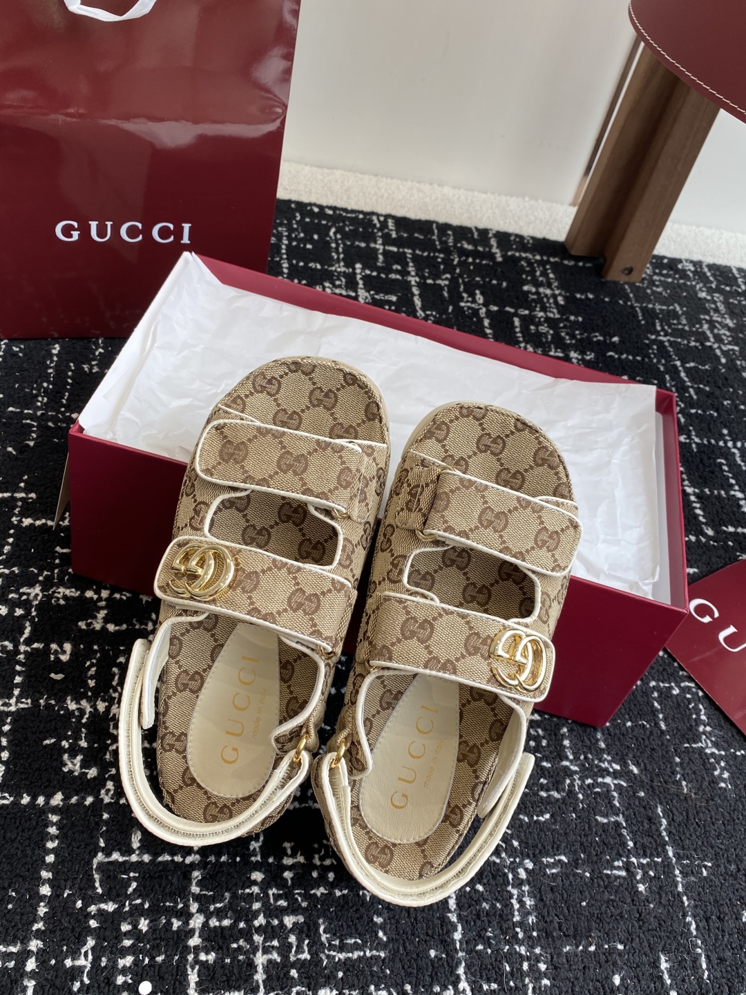 代购级
GUCCI 25ss 春夏系列GG菱形新款男女厚底休闲拖鞋 凉鞋 

由经典真皮电绣菱形条纹＋配