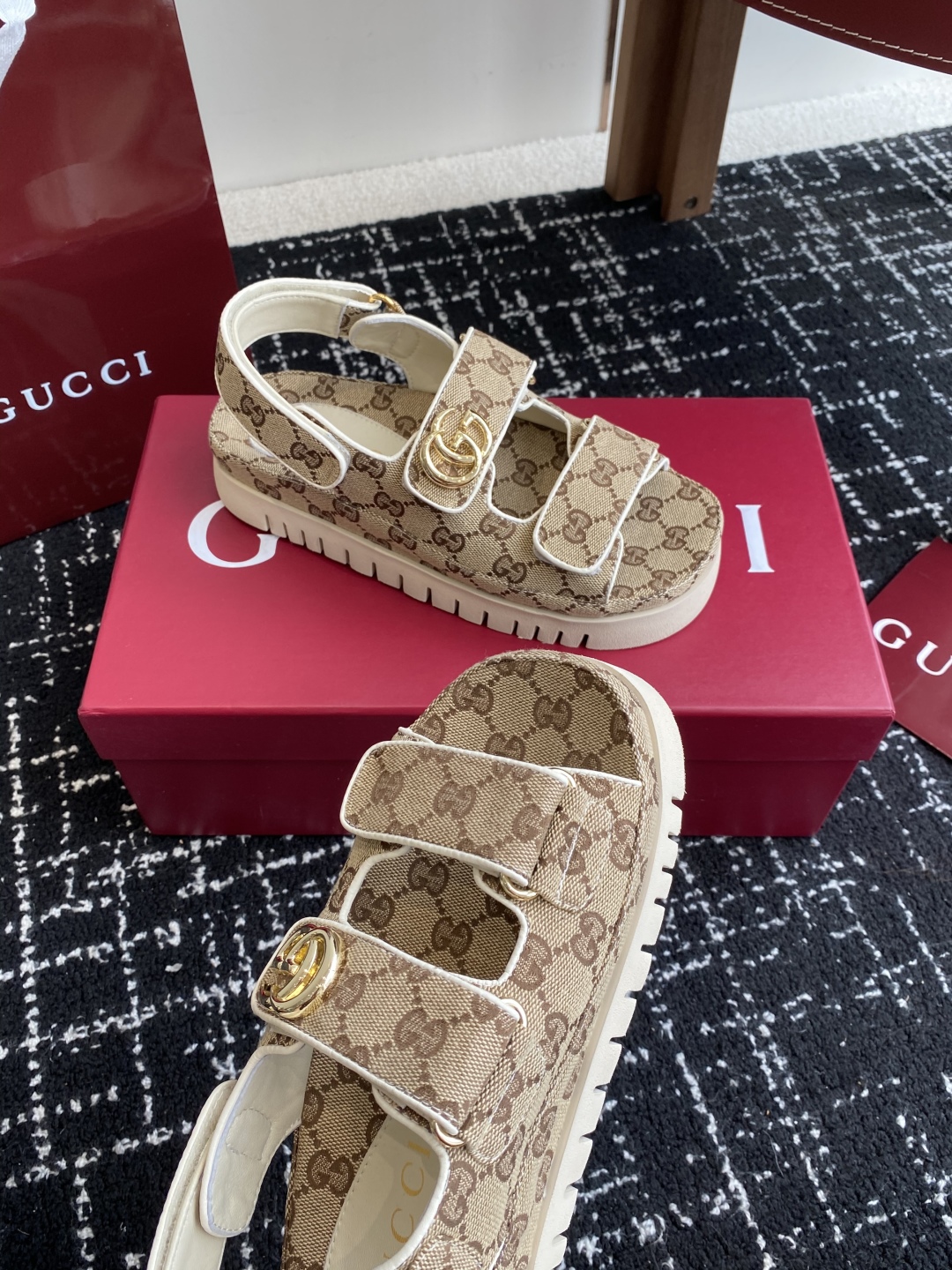 代购级
GUCCI 25ss 春夏系列GG菱形新款男女厚底休闲拖鞋 凉鞋 

由经典真皮电绣菱形条纹＋配