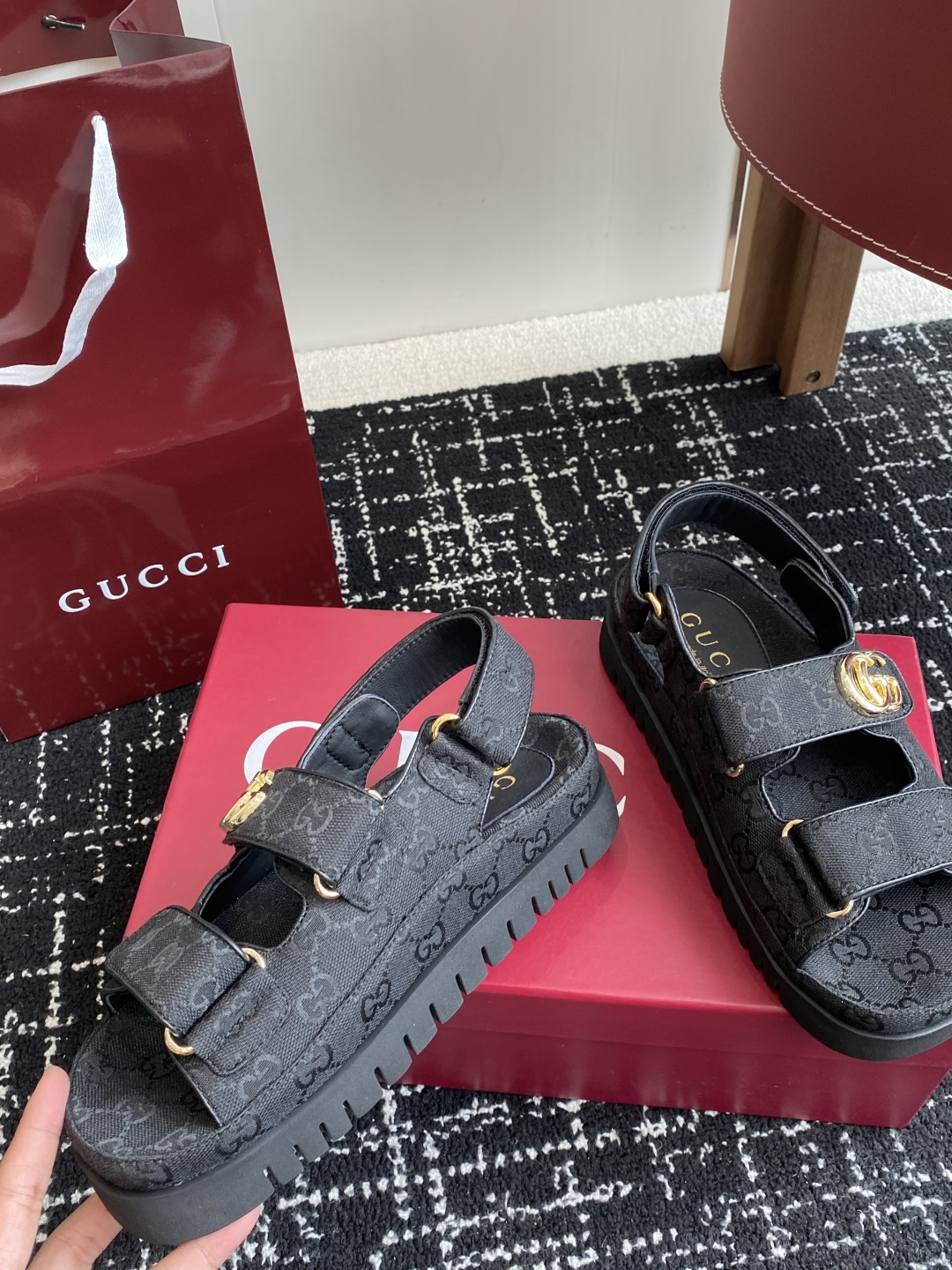 代购级
GUCCI 25ss 春夏系列GG菱形新款男女厚底休闲拖鞋 凉鞋 

由经典真皮电绣菱形条纹＋配