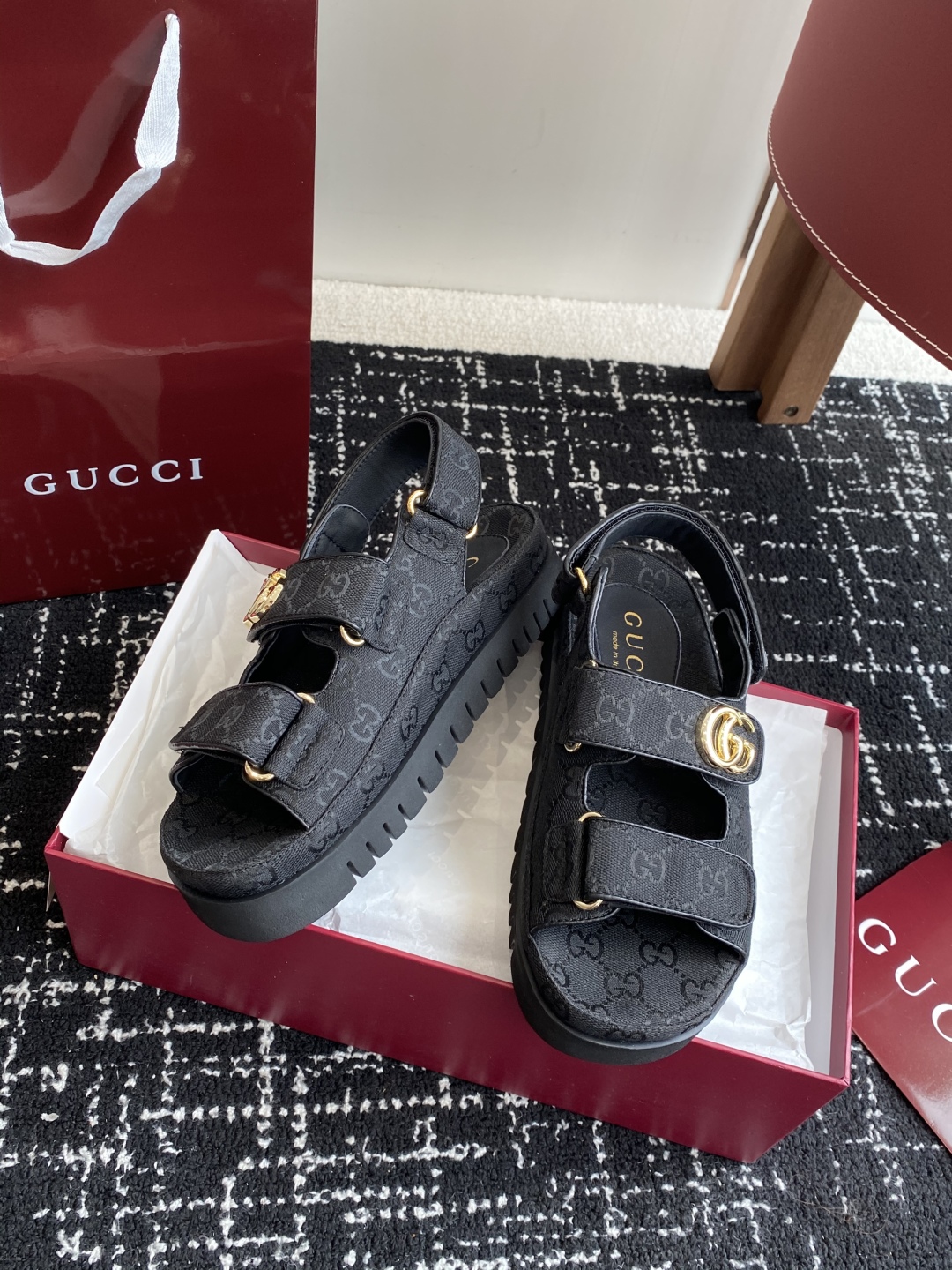 代购级
GUCCI 25ss 春夏系列GG菱形新款男女厚底休闲拖鞋 凉鞋 

由经典真皮电绣菱形条纹＋配