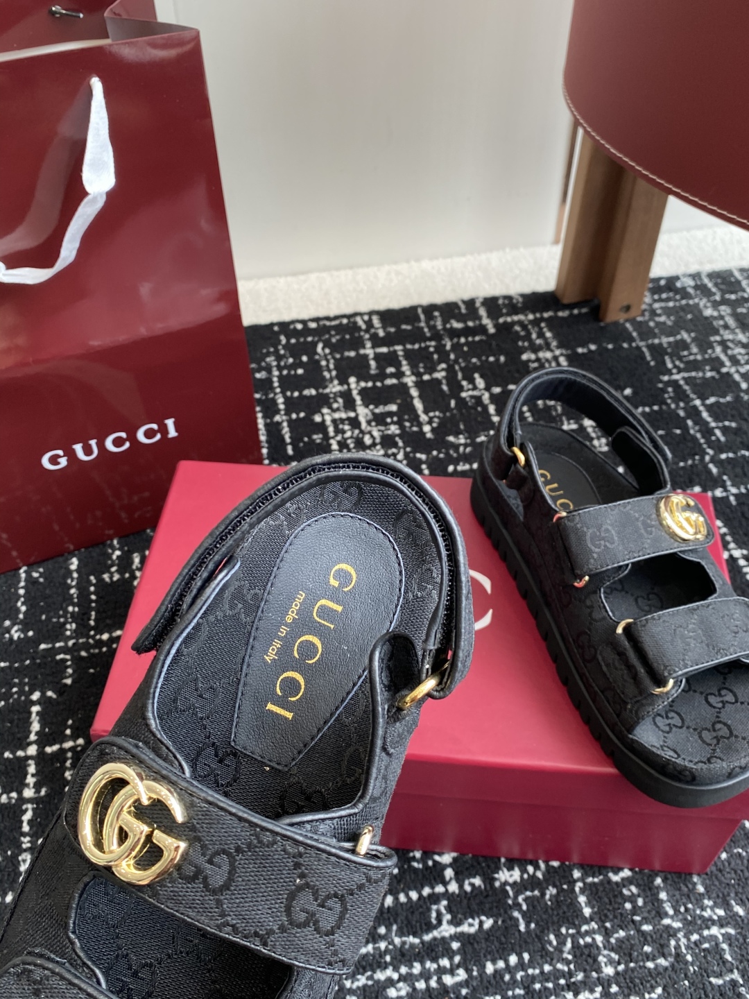 代购级
GUCCI 25ss 春夏系列GG菱形新款男女厚底休闲拖鞋 凉鞋 

由经典真皮电绣菱形条纹＋配