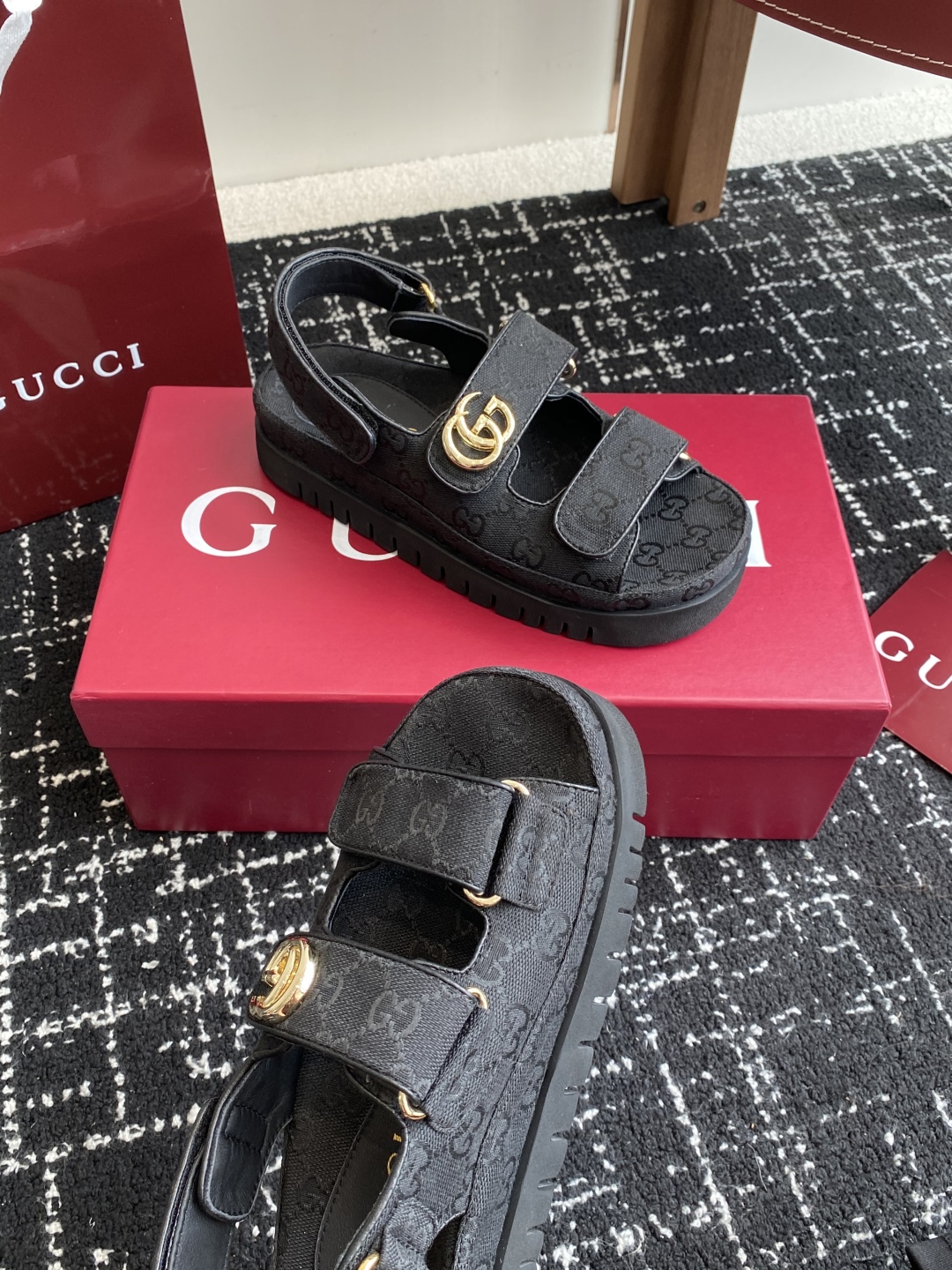 代购级
GUCCI 25ss 春夏系列GG菱形新款男女厚底休闲拖鞋 凉鞋 

由经典真皮电绣菱形条纹＋配