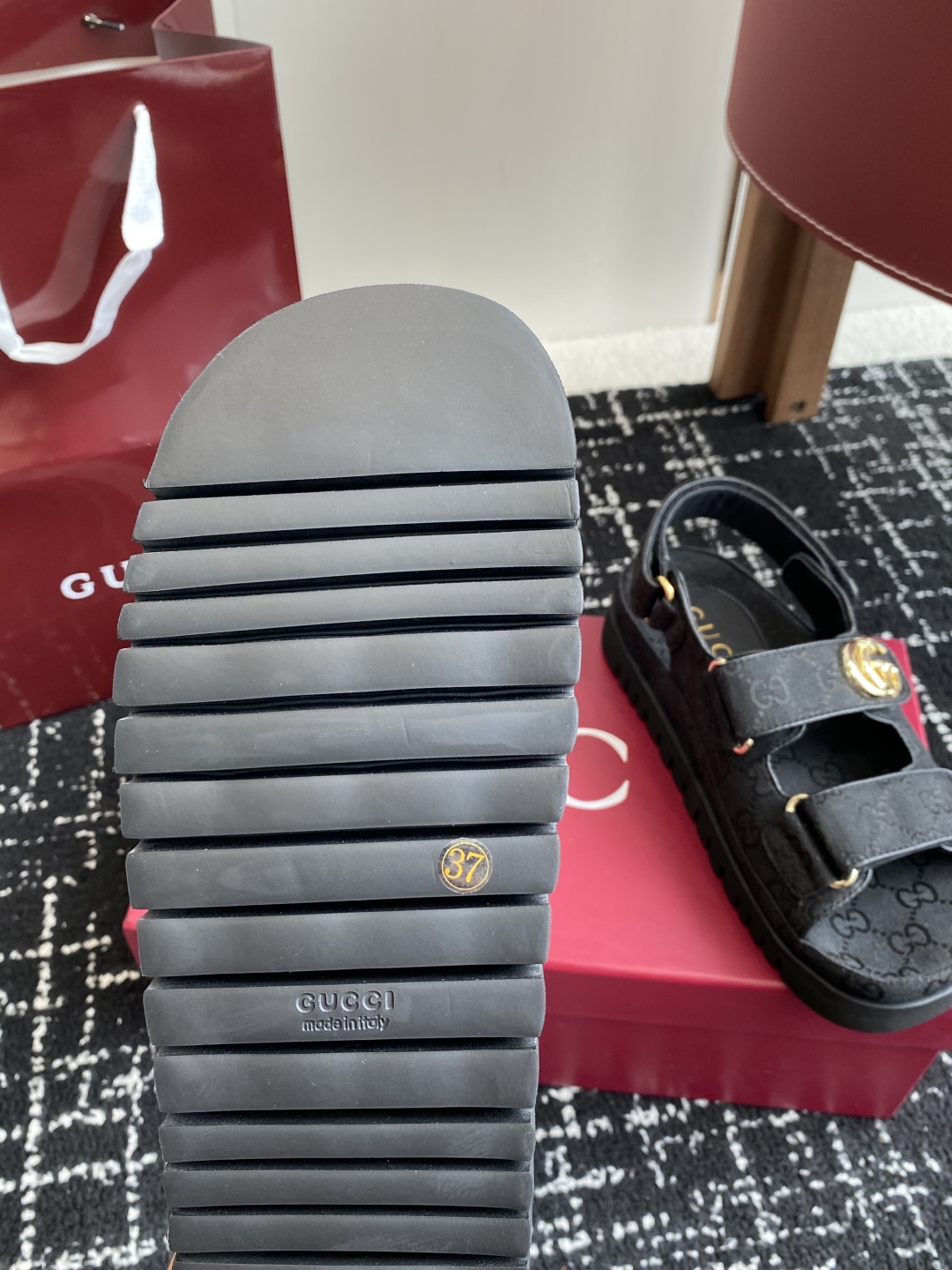 代购级
GUCCI 25ss 春夏系列GG菱形新款男女厚底休闲拖鞋 凉鞋 

由经典真皮电绣菱形条纹＋配