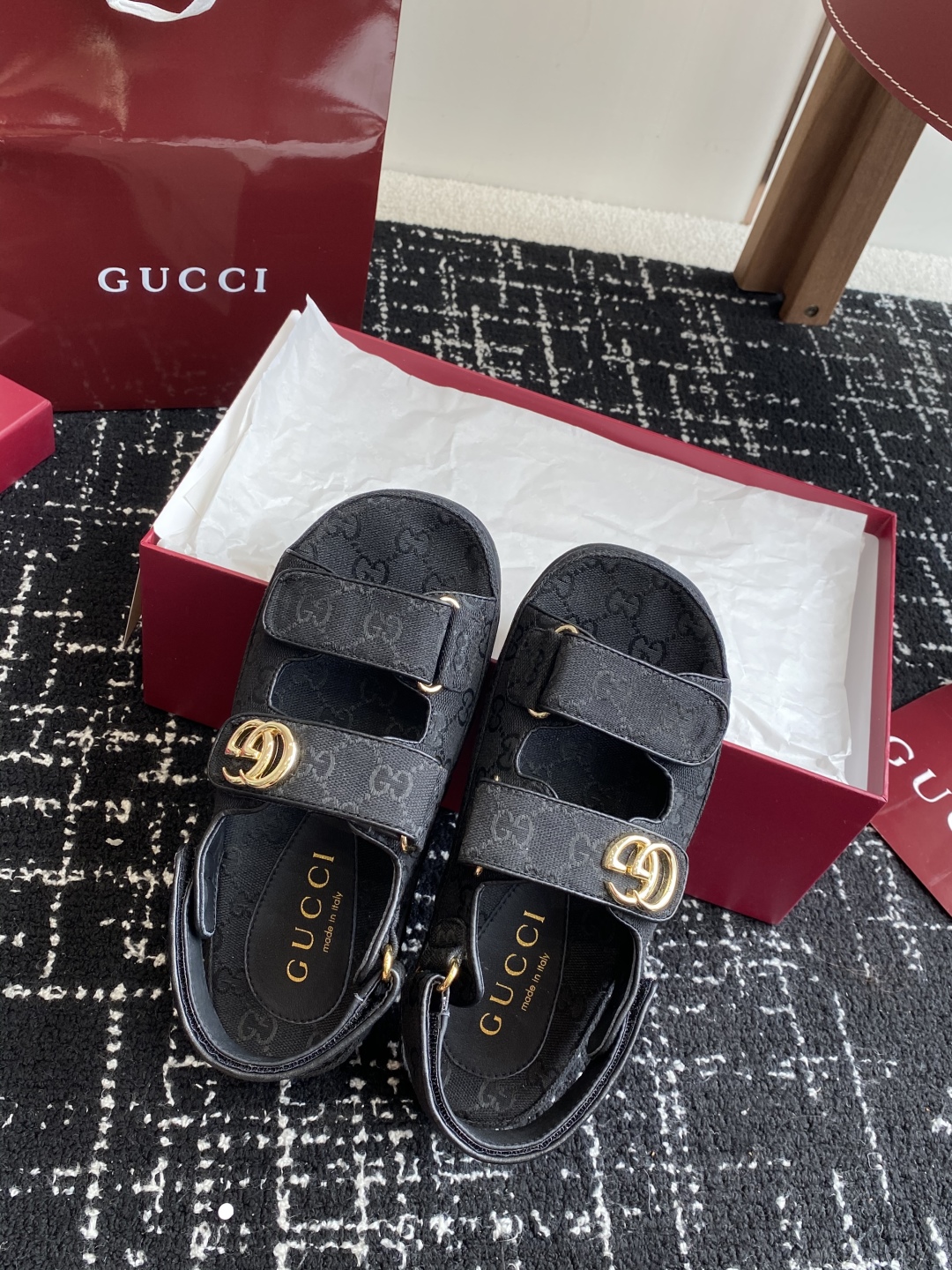 代购级
GUCCI 25ss 春夏系列GG菱形新款男女厚底休闲拖鞋 凉鞋 

由经典真皮电绣菱形条纹＋配