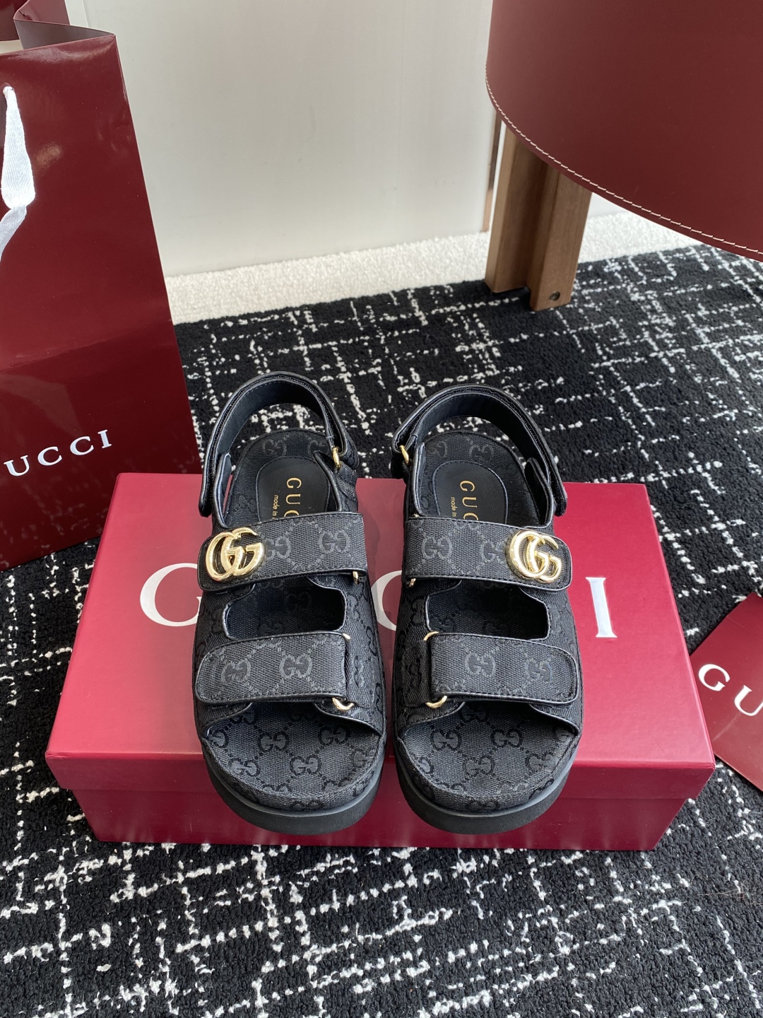 代购级
GUCCI 25ss 春夏系列GG菱形新款男女厚底休闲拖鞋 凉鞋 

由经典真皮电绣菱形条纹＋配