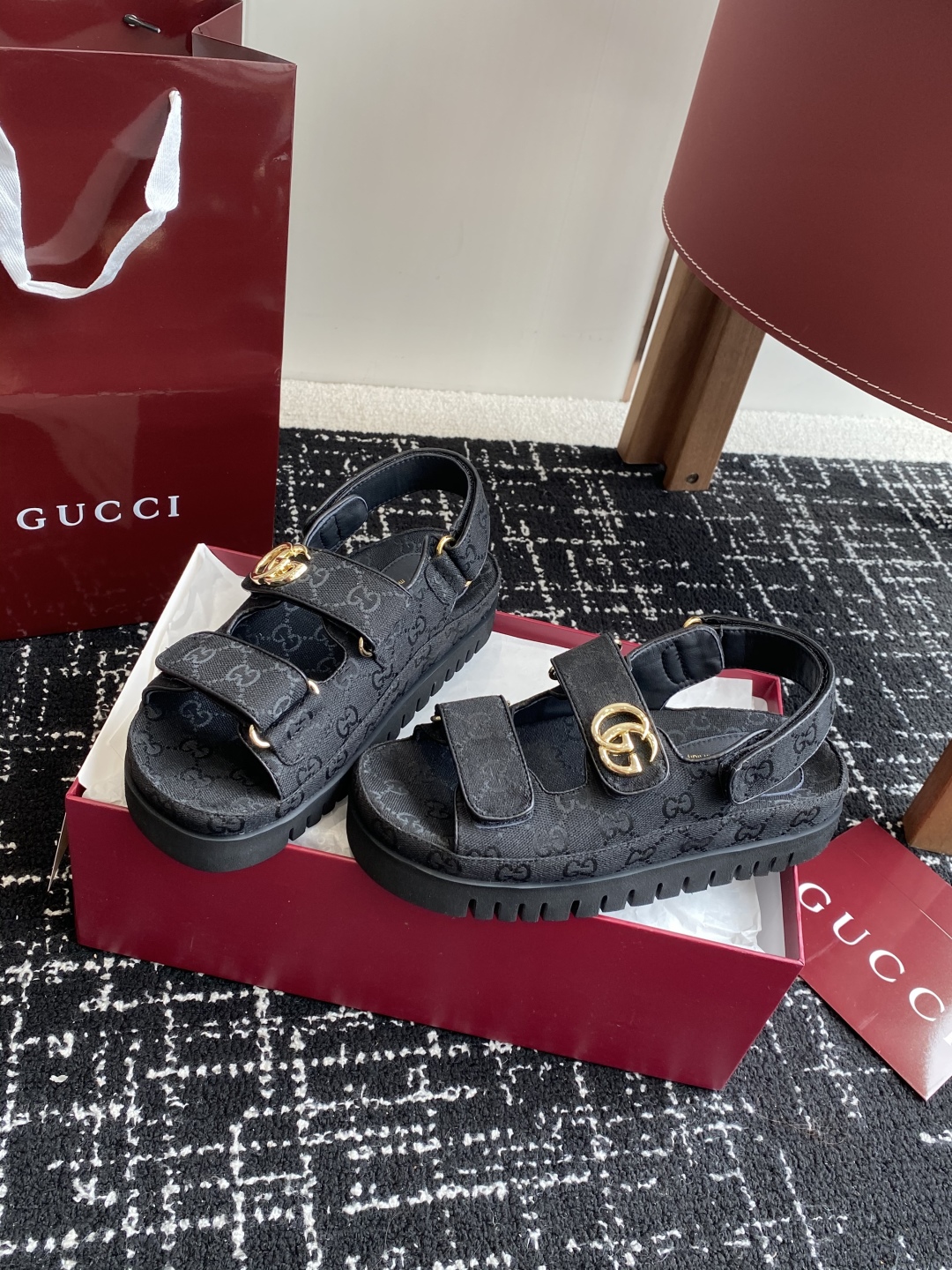 代购级
GUCCI 25ss 春夏系列GG菱形新款男女厚底休闲拖鞋 凉鞋 

由经典真皮电绣菱形条纹＋配