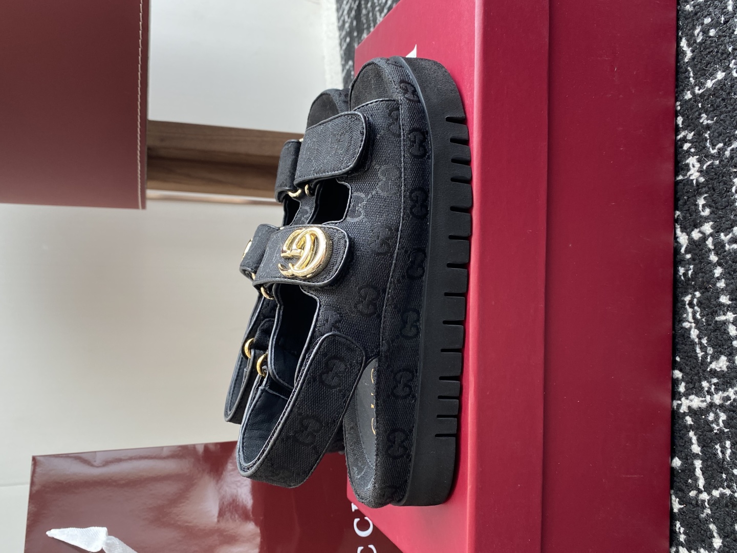 代购级
GUCCI 25ss 春夏系列GG菱形新款男女厚底休闲拖鞋 凉鞋 

由经典真皮电绣菱形条纹＋配