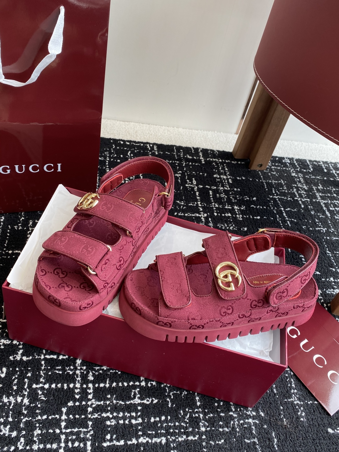 代购级
GUCCI 25ss 春夏系列GG菱形新款男女厚底休闲拖鞋 凉鞋 

由经典真皮电绣菱形条纹＋配