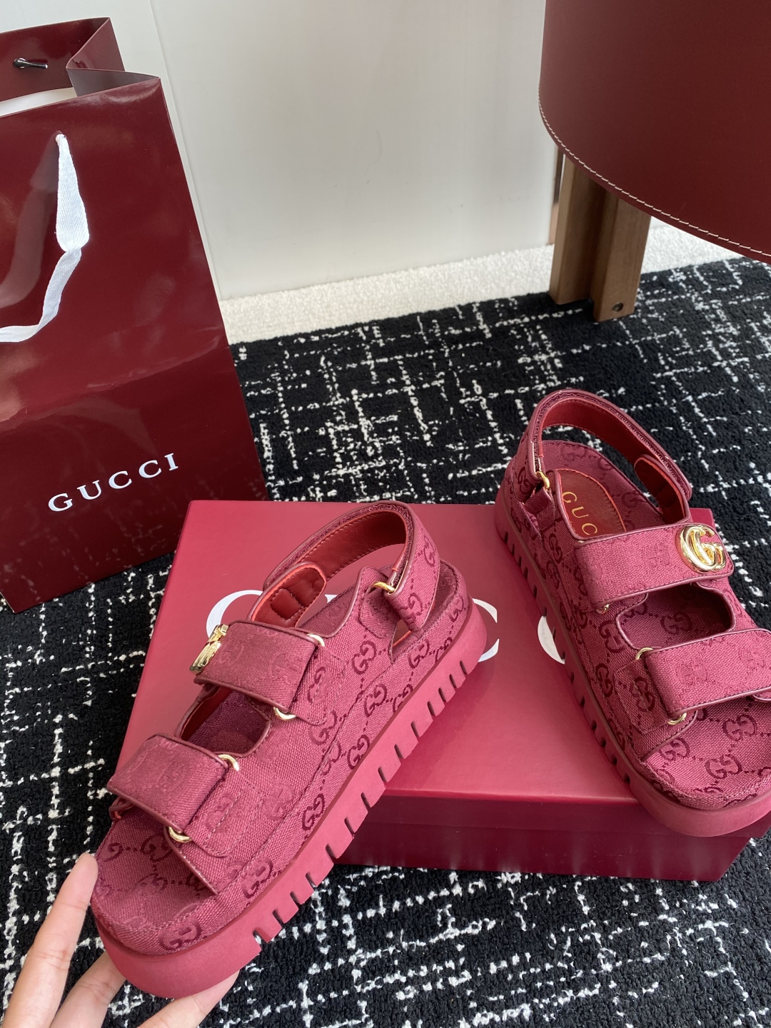 代购级
GUCCI 25ss 春夏系列GG菱形新款男女厚底休闲拖鞋 凉鞋 

由经典真皮电绣菱形条纹＋配