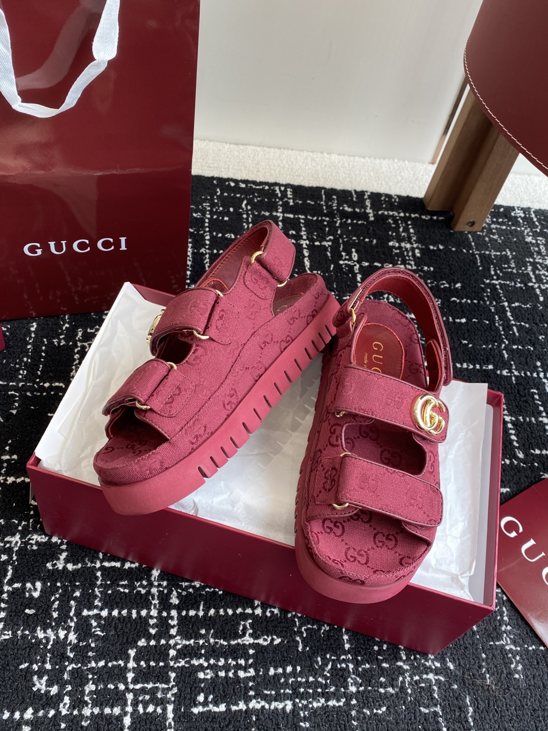 代购级
GUCCI 25ss 春夏系列GG菱形新款男女厚底休闲拖鞋 凉鞋 

由经典真皮电绣菱形条纹＋配