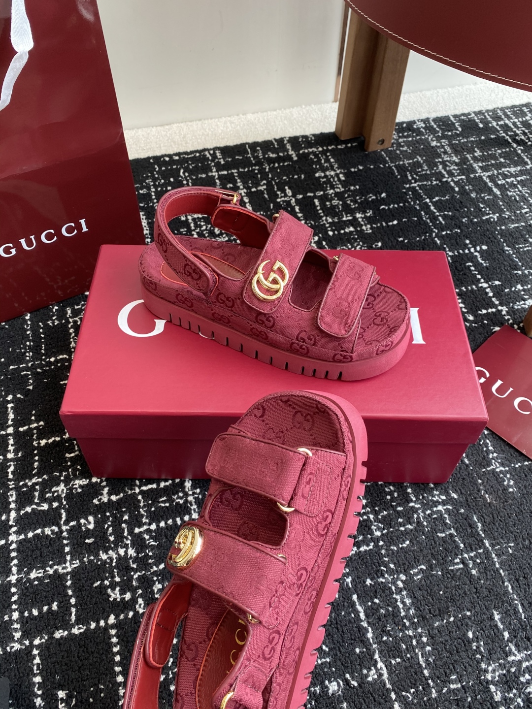 代购级
GUCCI 25ss 春夏系列GG菱形新款男女厚底休闲拖鞋 凉鞋 

由经典真皮电绣菱形条纹＋配