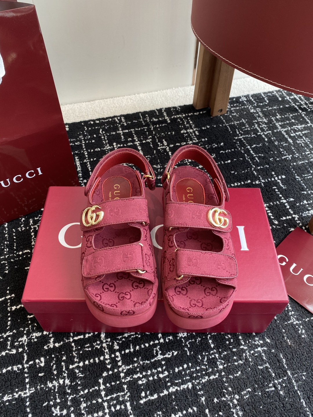 代购级
GUCCI 25ss 春夏系列GG菱形新款男女厚底休闲拖鞋 凉鞋 

由经典真皮电绣菱形条纹＋配