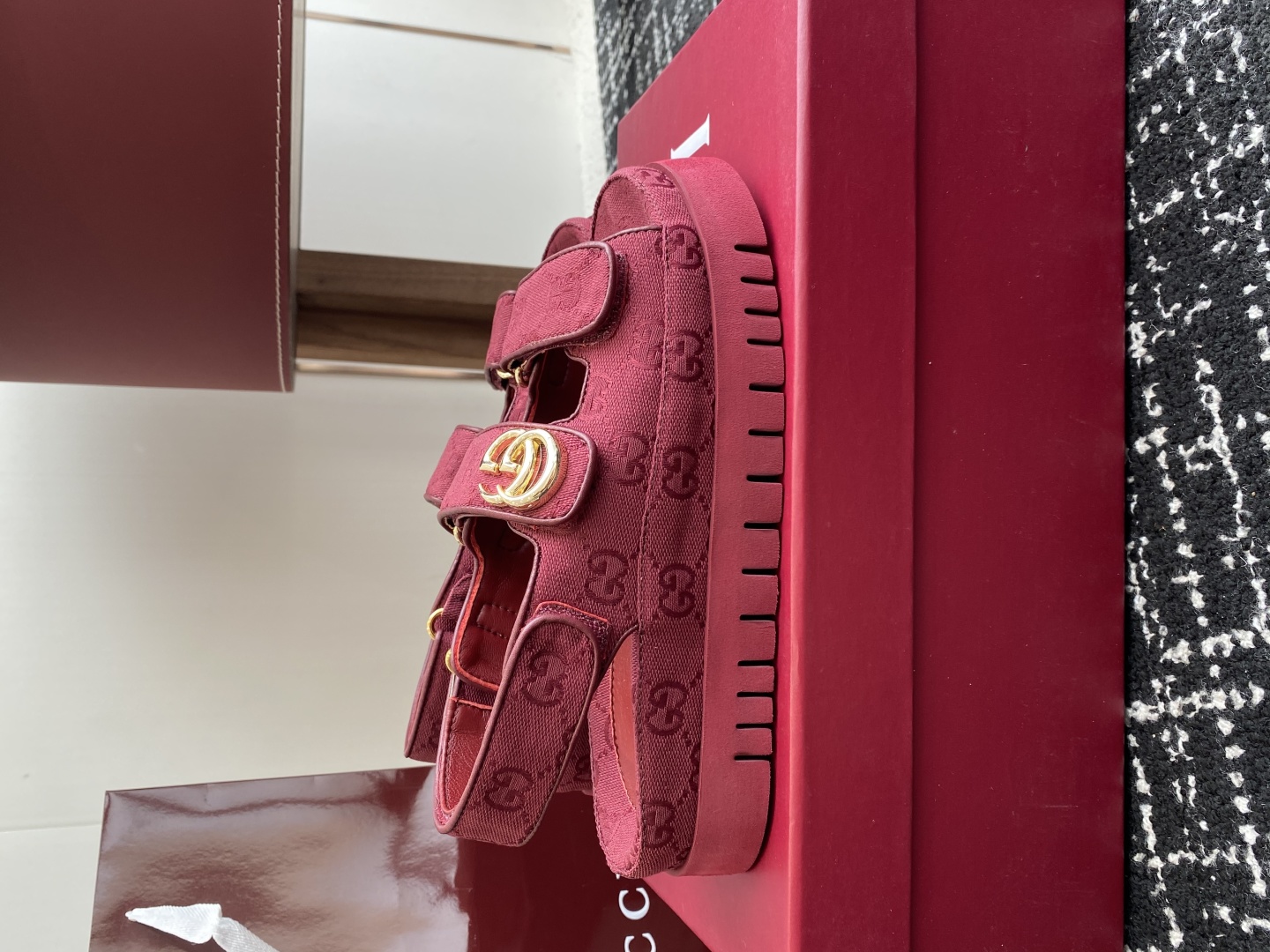 代购级
GUCCI 25ss 春夏系列GG菱形新款男女厚底休闲拖鞋 凉鞋 

由经典真皮电绣菱形条纹＋配
