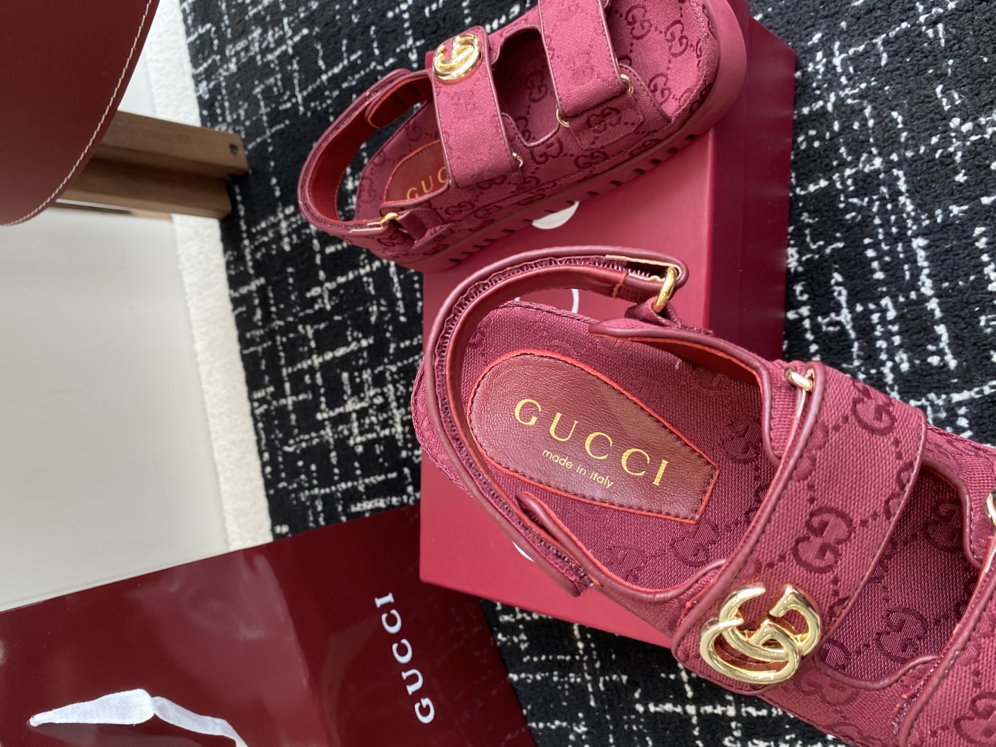 代购级
GUCCI 25ss 春夏系列GG菱形新款男女厚底休闲拖鞋 凉鞋 

由经典真皮电绣菱形条纹＋配