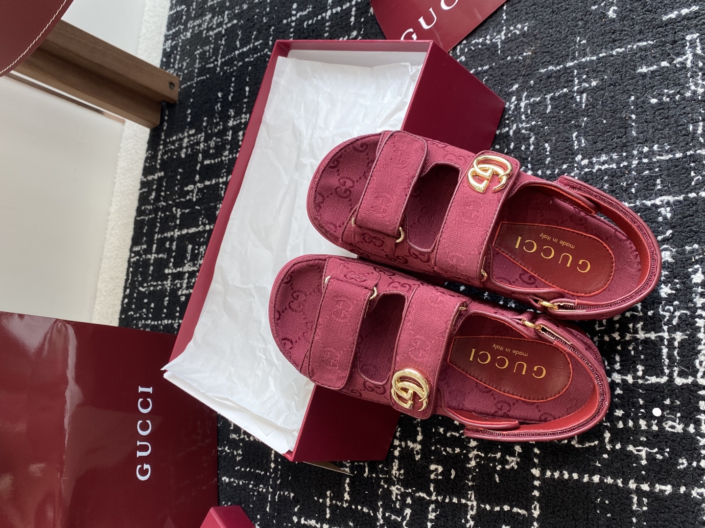 代购级
GUCCI 25ss 春夏系列GG菱形新款男女厚底休闲拖鞋 凉鞋 

由经典真皮电绣菱形条纹＋配