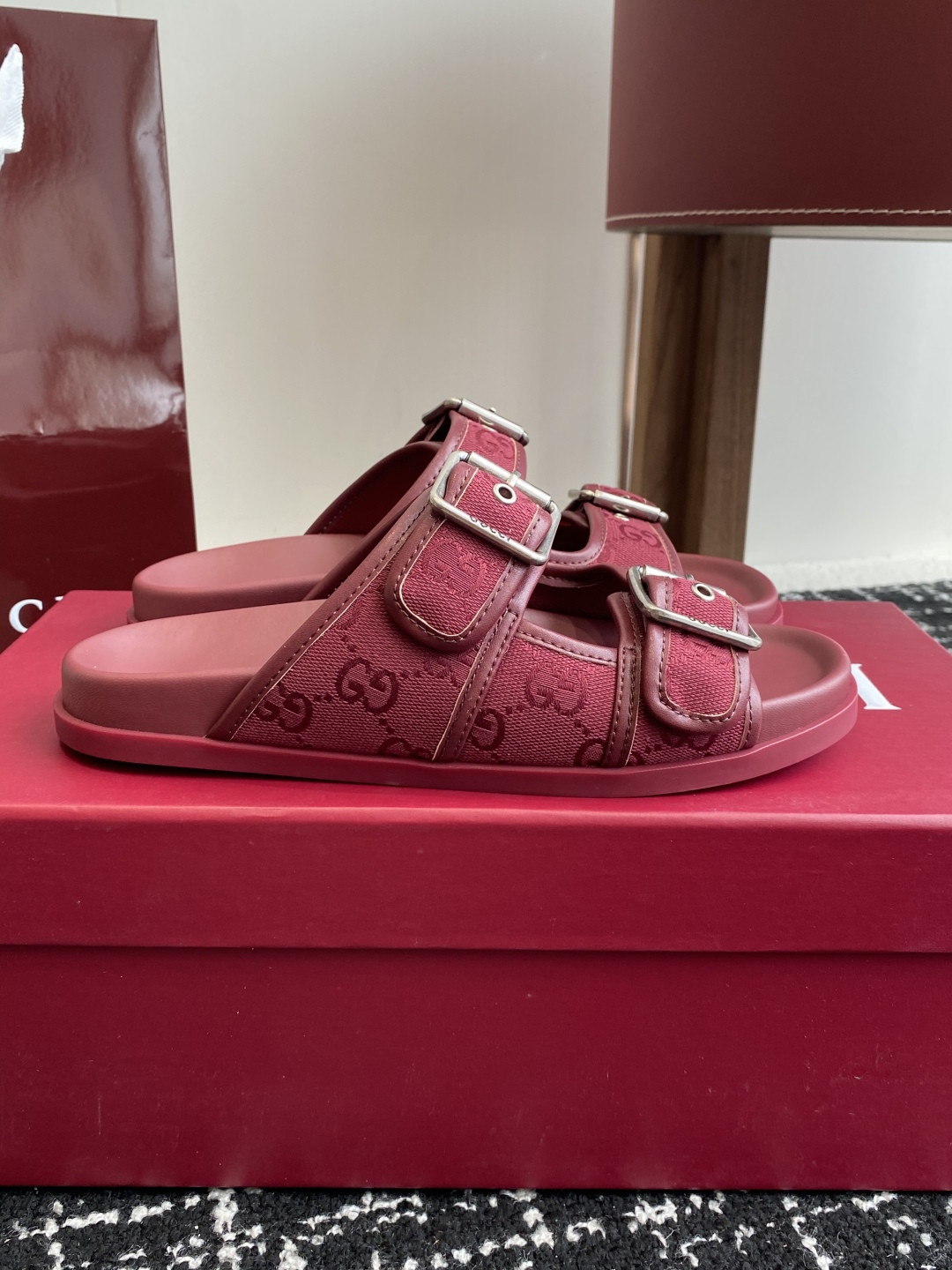 代购级
GUCCI 25ss 春夏系列GG菱形 沙滩平底拖鞋

由经典真皮电绣菱形条纹＋配双G金属扣作为