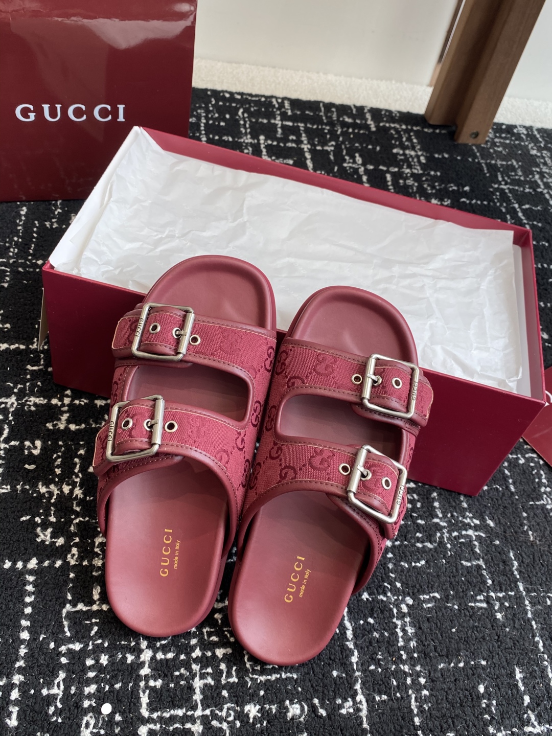 代购级
GUCCI 25ss 春夏系列GG菱形 沙滩平底拖鞋

由经典真皮电绣菱形条纹＋配双G金属扣作为
