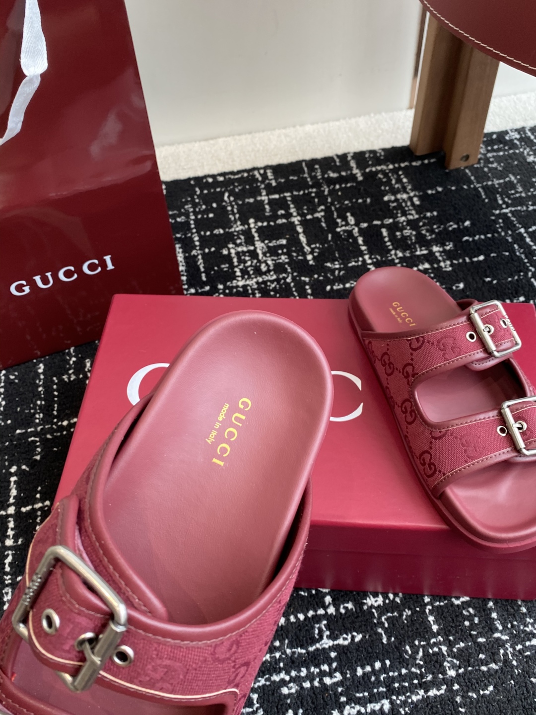 代购级
GUCCI 25ss 春夏系列GG菱形 沙滩平底拖鞋

由经典真皮电绣菱形条纹＋配双G金属扣作为