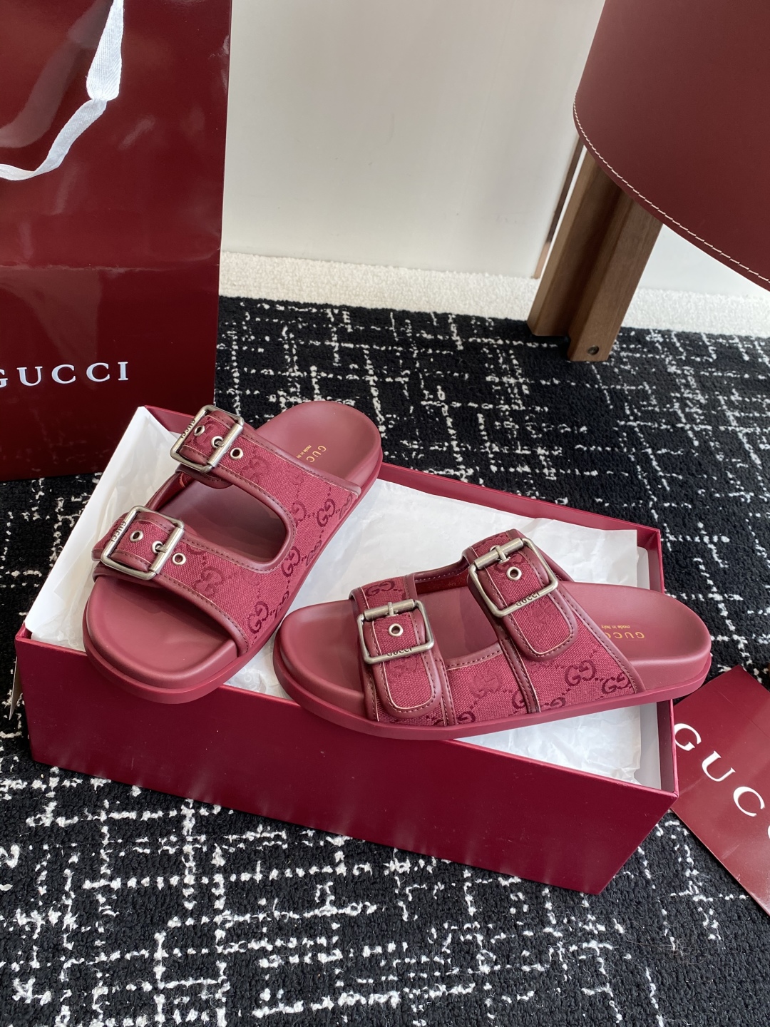 代购级
GUCCI 25ss 春夏系列GG菱形 沙滩平底拖鞋

由经典真皮电绣菱形条纹＋配双G金属扣作为
