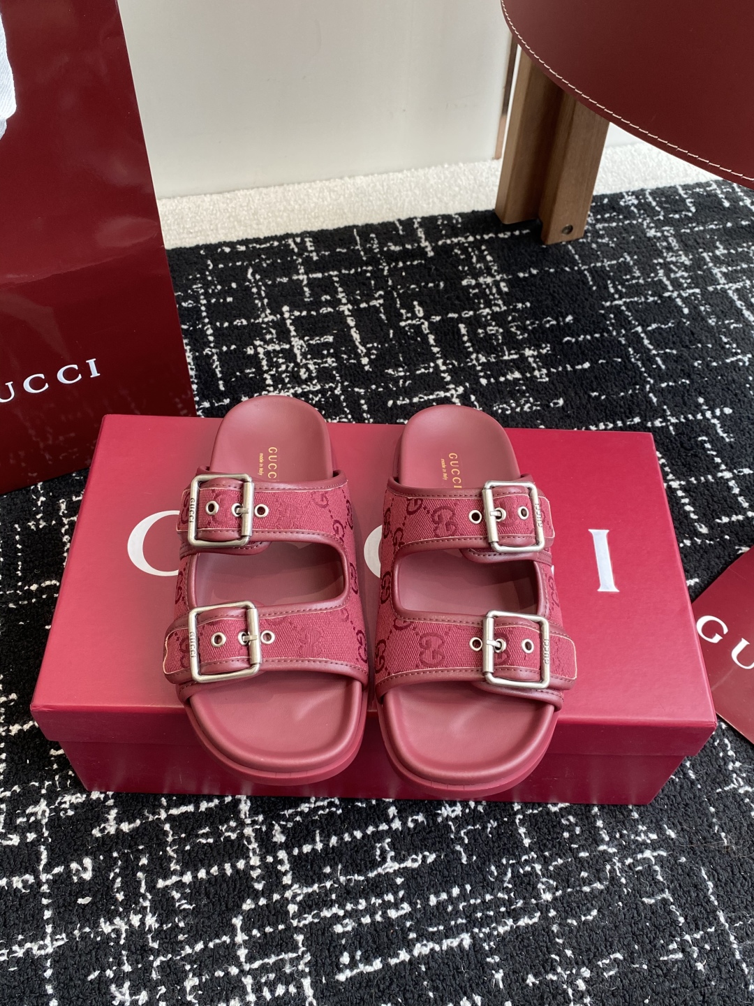 代购级
GUCCI 25ss 春夏系列GG菱形 沙滩平底拖鞋

由经典真皮电绣菱形条纹＋配双G金属扣作为