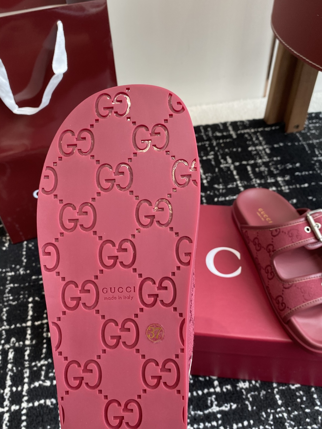 代购级
GUCCI 25ss 春夏系列GG菱形 沙滩平底拖鞋

由经典真皮电绣菱形条纹＋配双G金属扣作为